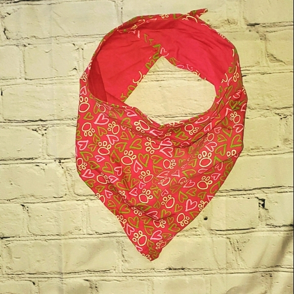 ❌❌DONATED❌❌ 🌞 Velcro Close Paw & Heart Dog bandana, 26" 🐾
